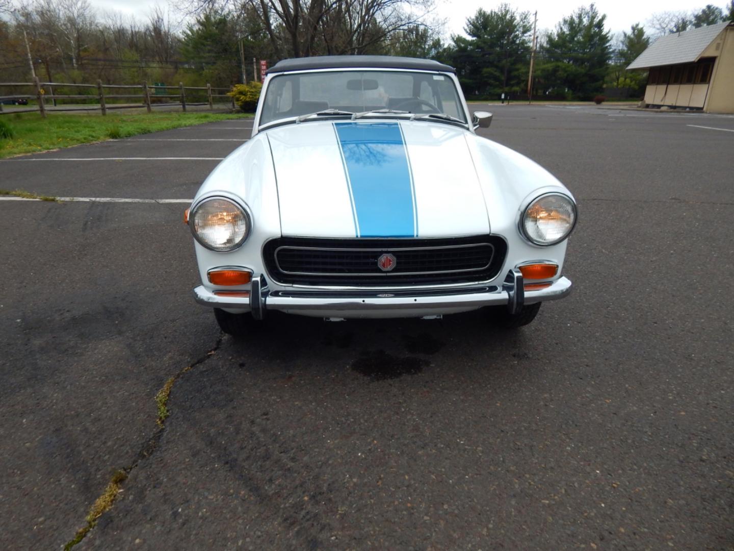 1972 White /Black MG Midget (GAN5UC10613) with an 4 cylinder engine, 4 speed manual transmission, located at 6528 Lower York Road, New Hope, PA, 18938, (215) 862-9555, 40.358707, -74.977882 - Here for sale is very nice 1972 MG Midget convertible. Under the hood is a 4 cylinder which puts power to the rear wheels via a 4 speed manual transmission. Features include; black vinyl interior in great shape, wooden shift knob, AM/FM/CD, Sony head unit, Black vinyl convertible top, chrome bumpe - Photo#7